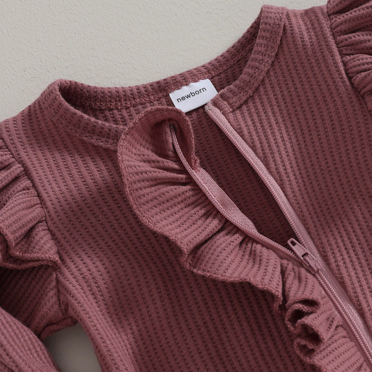Babyromper met roesjes – Zacht kruippakje met speelse details