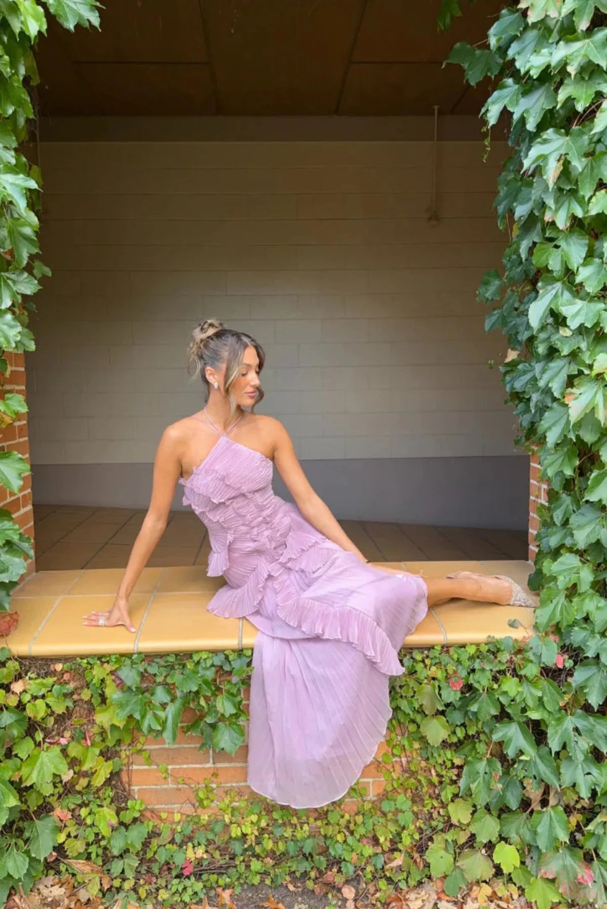 Rugloze maxi-halterjurk met roesjes en split