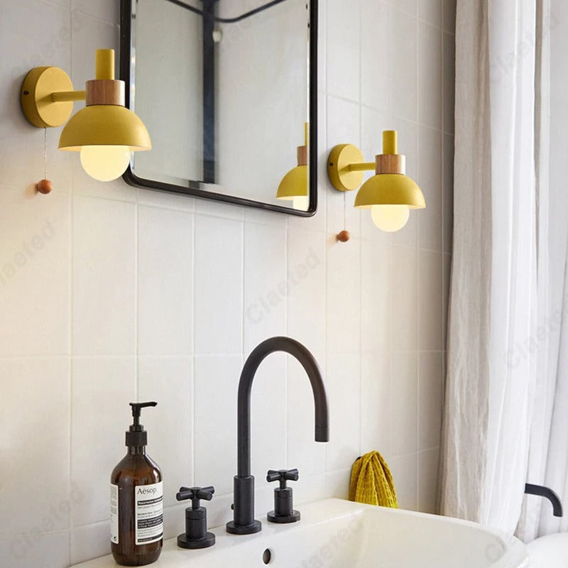 Scandinavische wandlamp met houtaccent | Minimalistische lamp met trekschakelaar