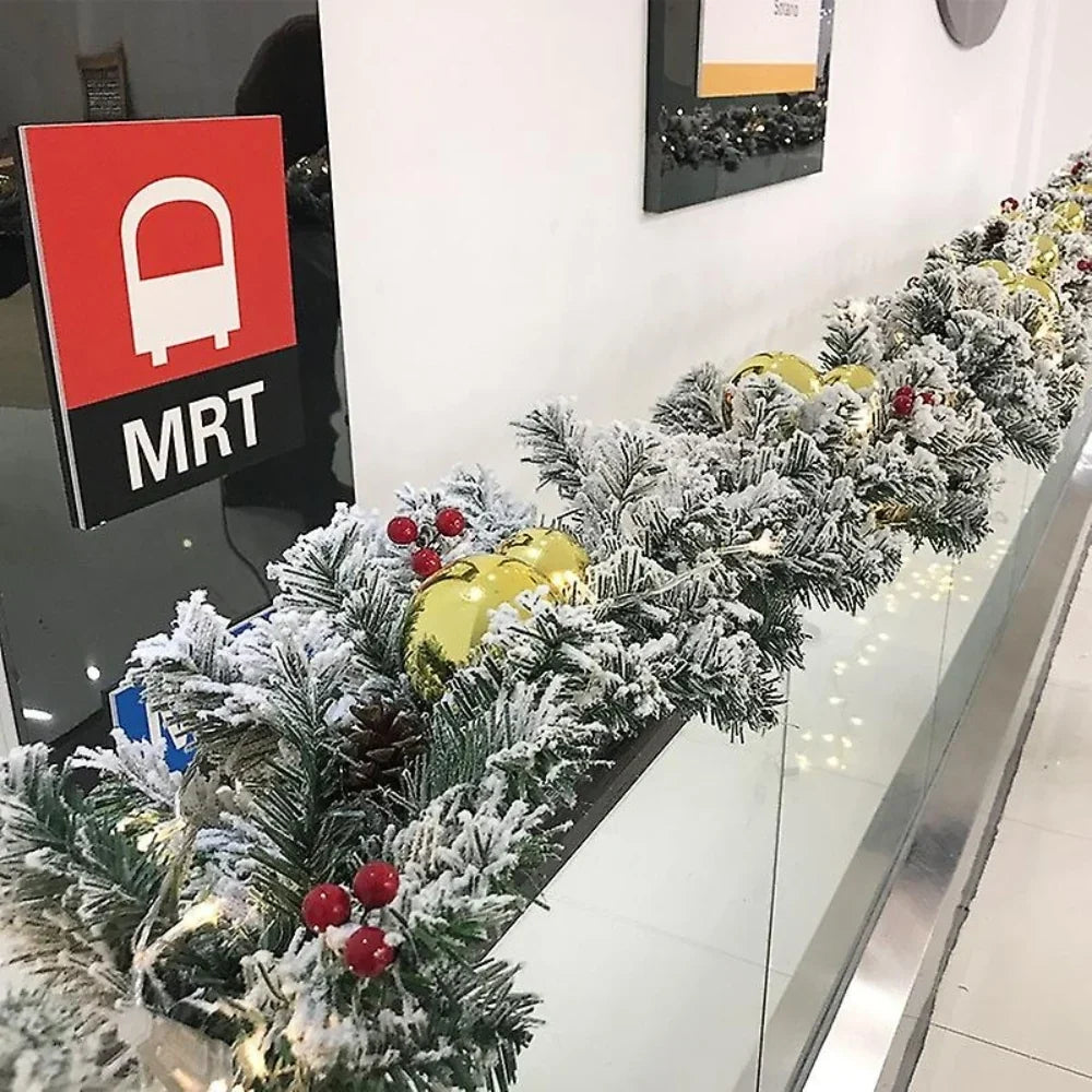 Besneeuwde kunstkerstguirlande voor trap en open haard met buigzaam draad