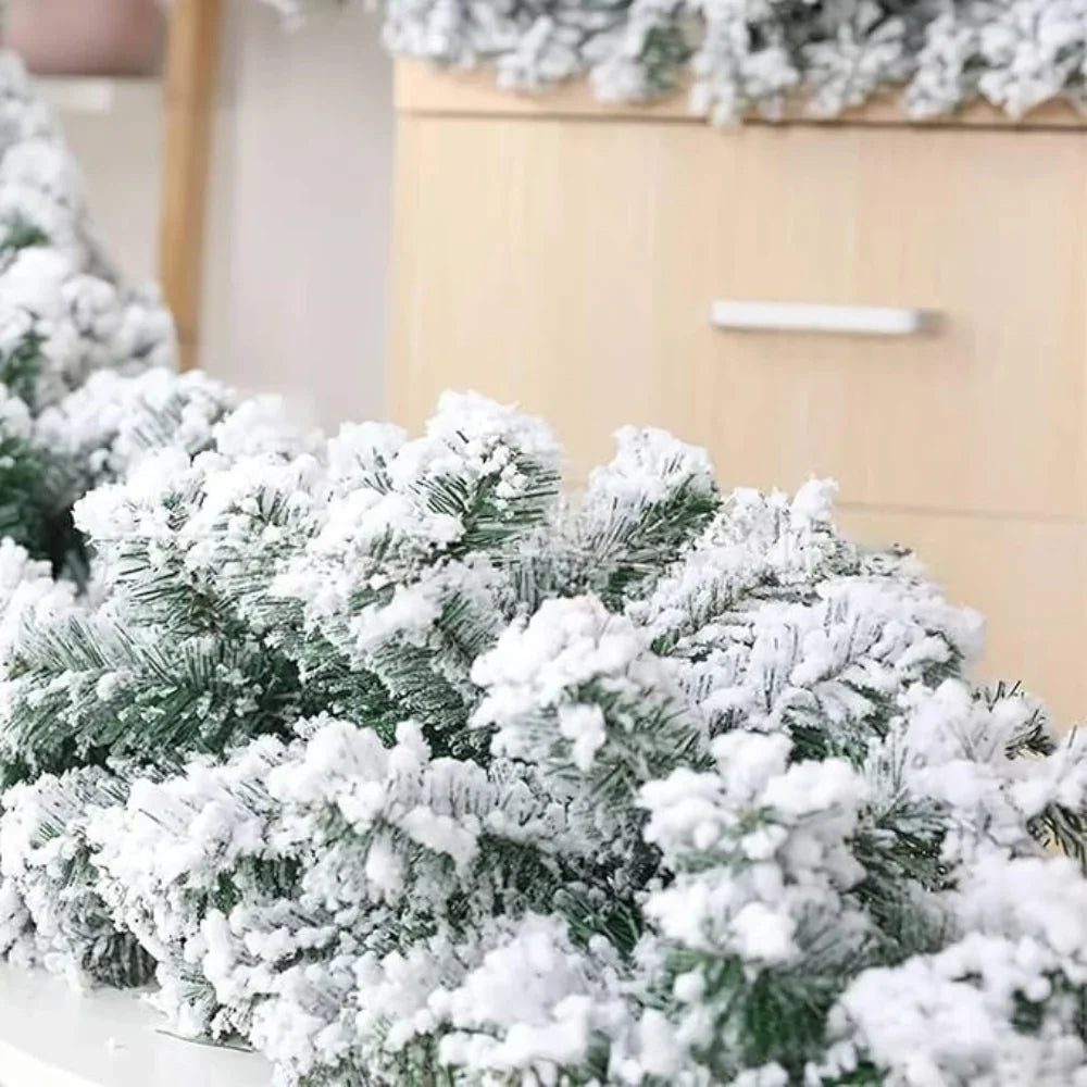 Besneeuwde kunstkerstguirlande voor trap en open haard met buigzaam draad
