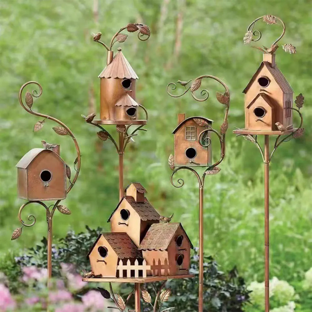 Elegant vogelhuisje op staaf voor tuin en terras