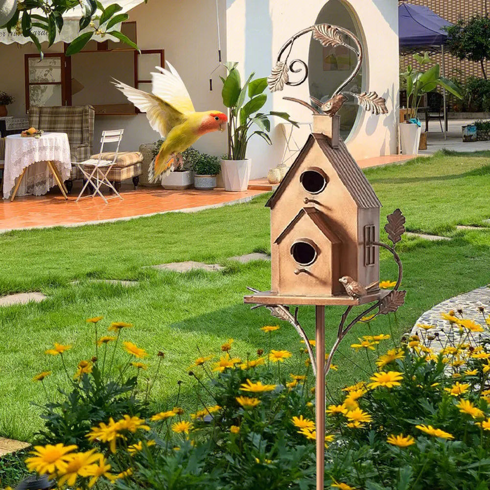 Elegant vogelhuisje op staaf voor tuin en terras