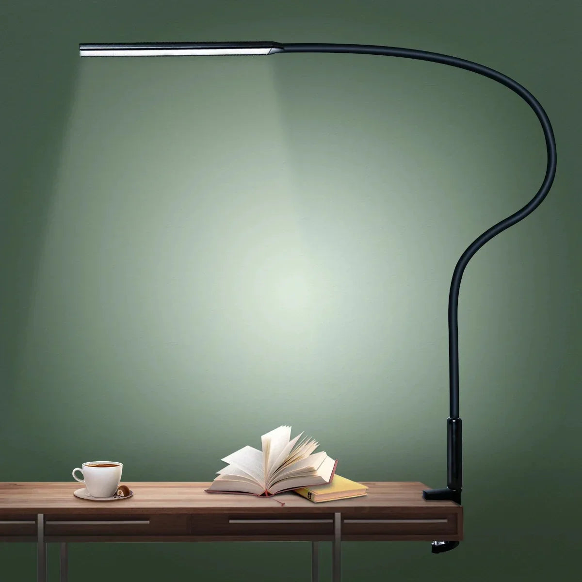 Elegante bureaulamp met flexibele arm, USB-voeding en zilverkleurige afwerking