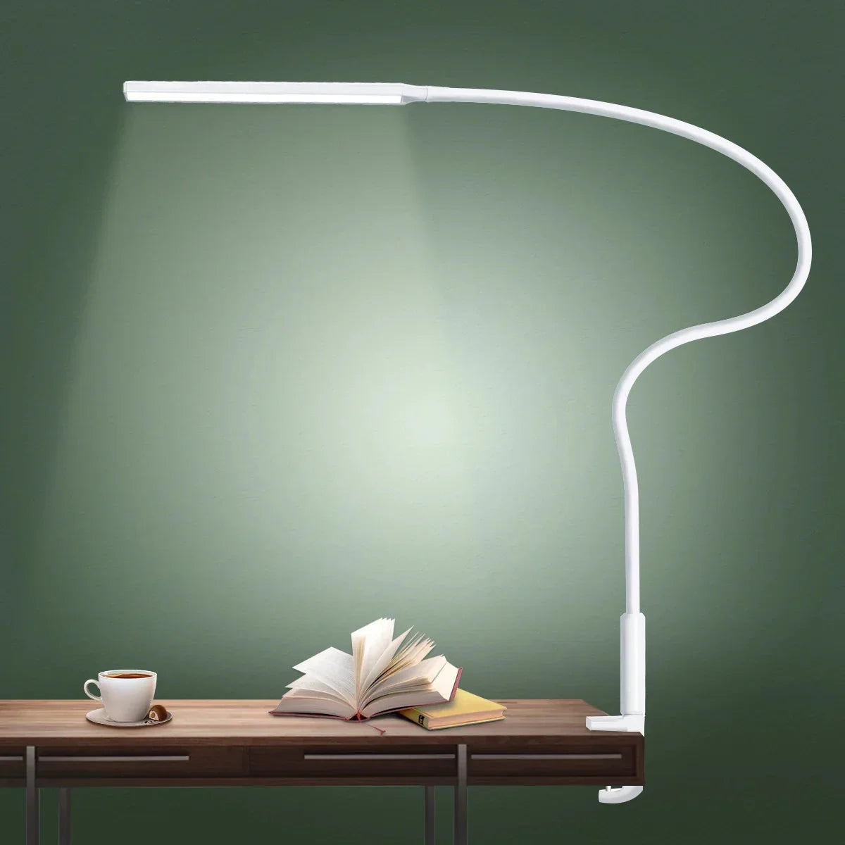 Elegante bureaulamp met flexibele arm, USB-voeding en zilverkleurige afwerking