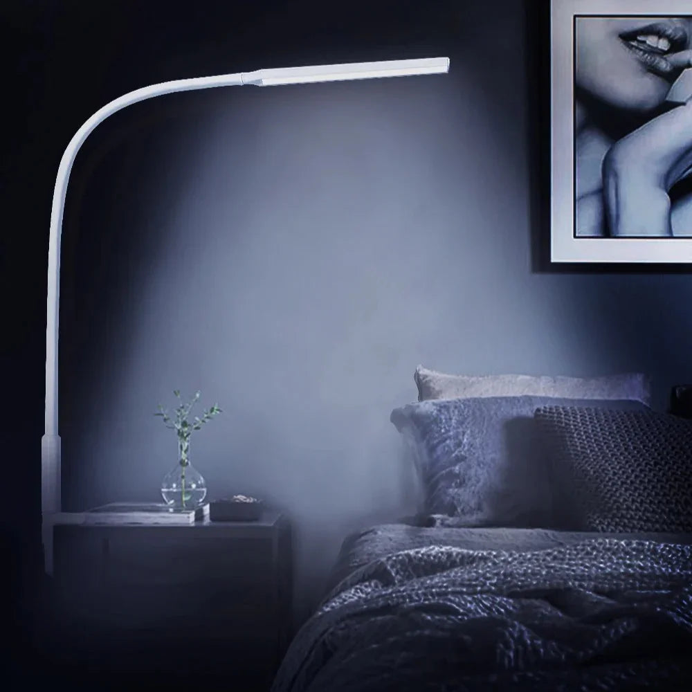 Elegante bureaulamp met flexibele arm, USB-voeding en zilverkleurige afwerking