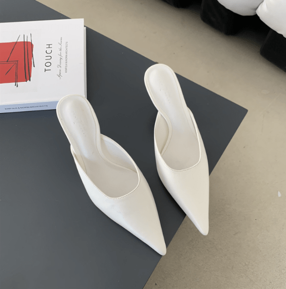 Elegante en moderne damesmules met hak en spitse neus