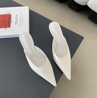 Elegante en moderne damesmules met hak en spitse neus