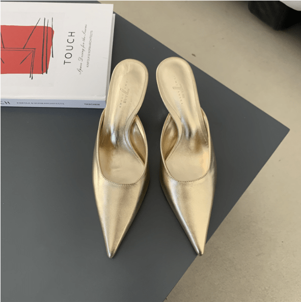 Elegante en moderne damesmules met hak en spitse neus