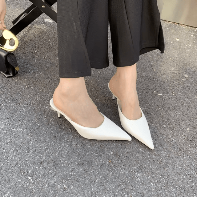 Elegante en moderne damesmules met hak en spitse neus