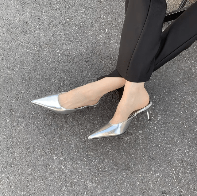 Elegante en moderne damesmules met hak en spitse neus