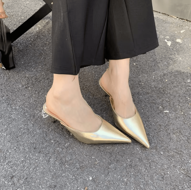 Elegante en moderne damesmules met hak en spitse neus