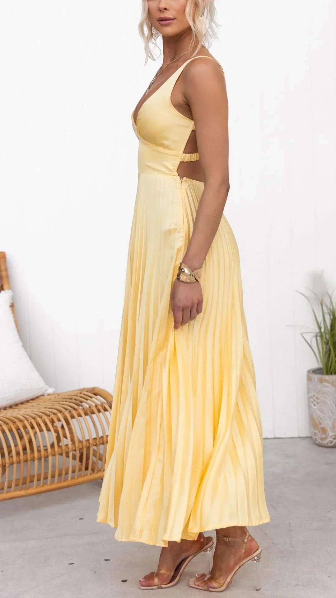 Elegante gele plissé maxi-jurk met V-hals