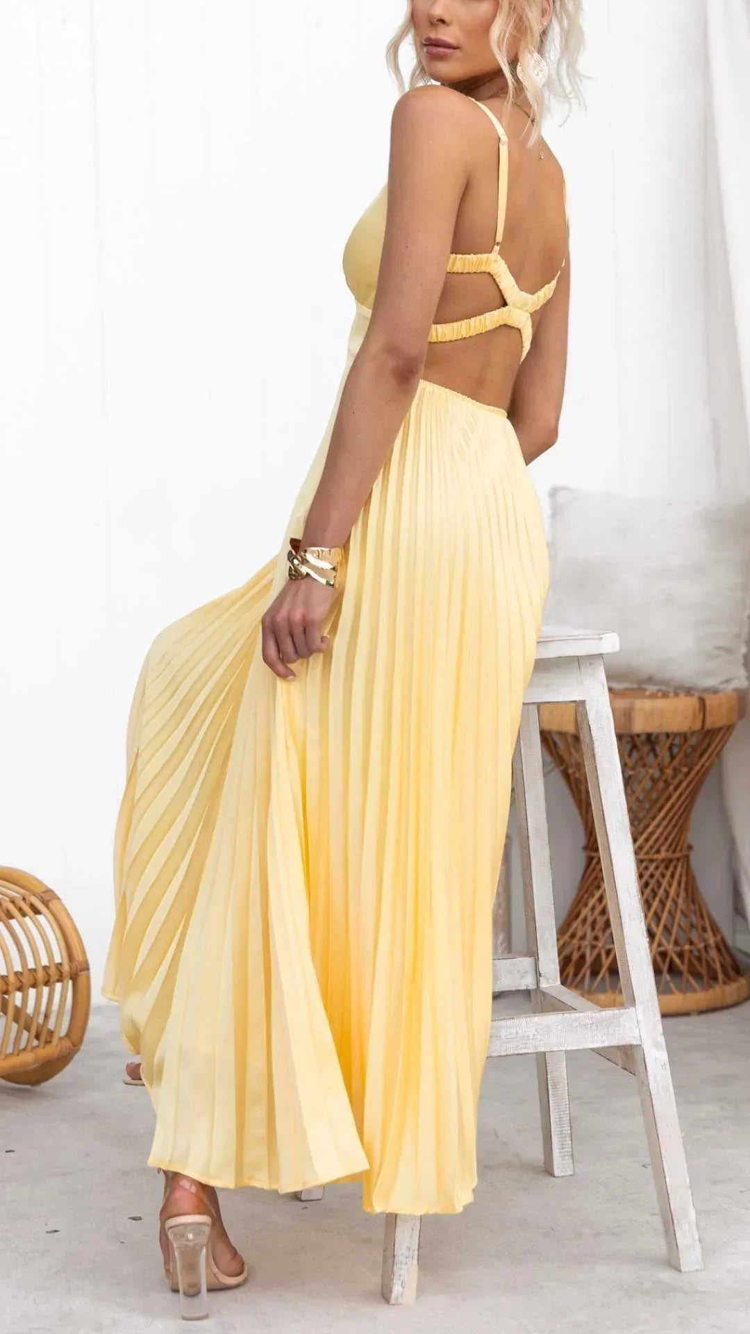 Elegante gele plissé maxi-jurk met V-hals
