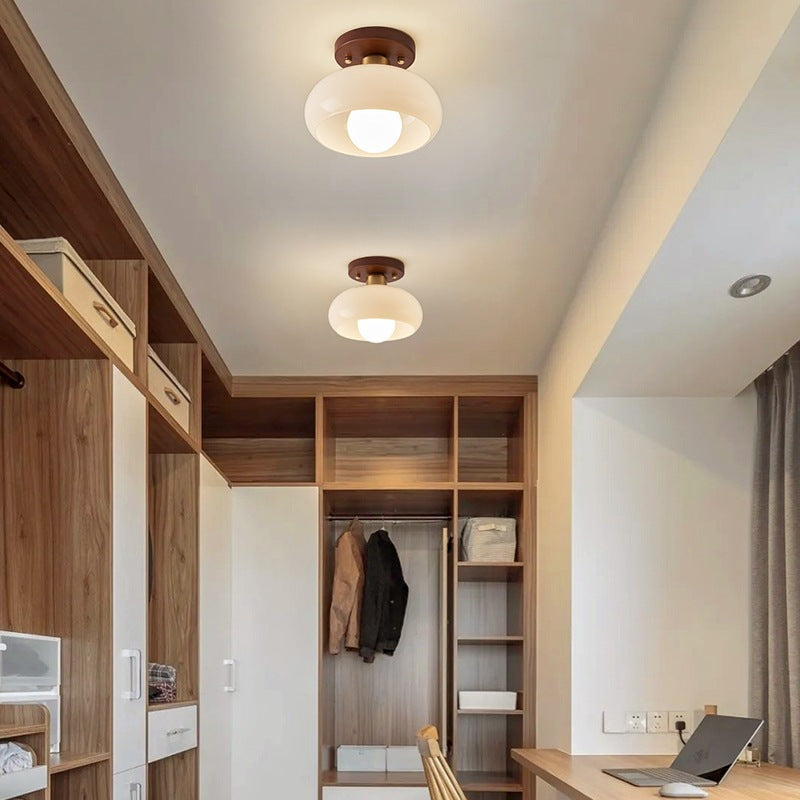 Franse Bauhaus plafonnière – warm sfeervol licht met houten detail