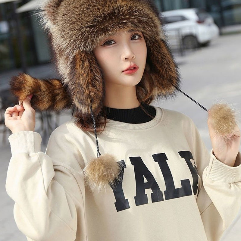 Warme wintermuts van imitatiebont met pompons