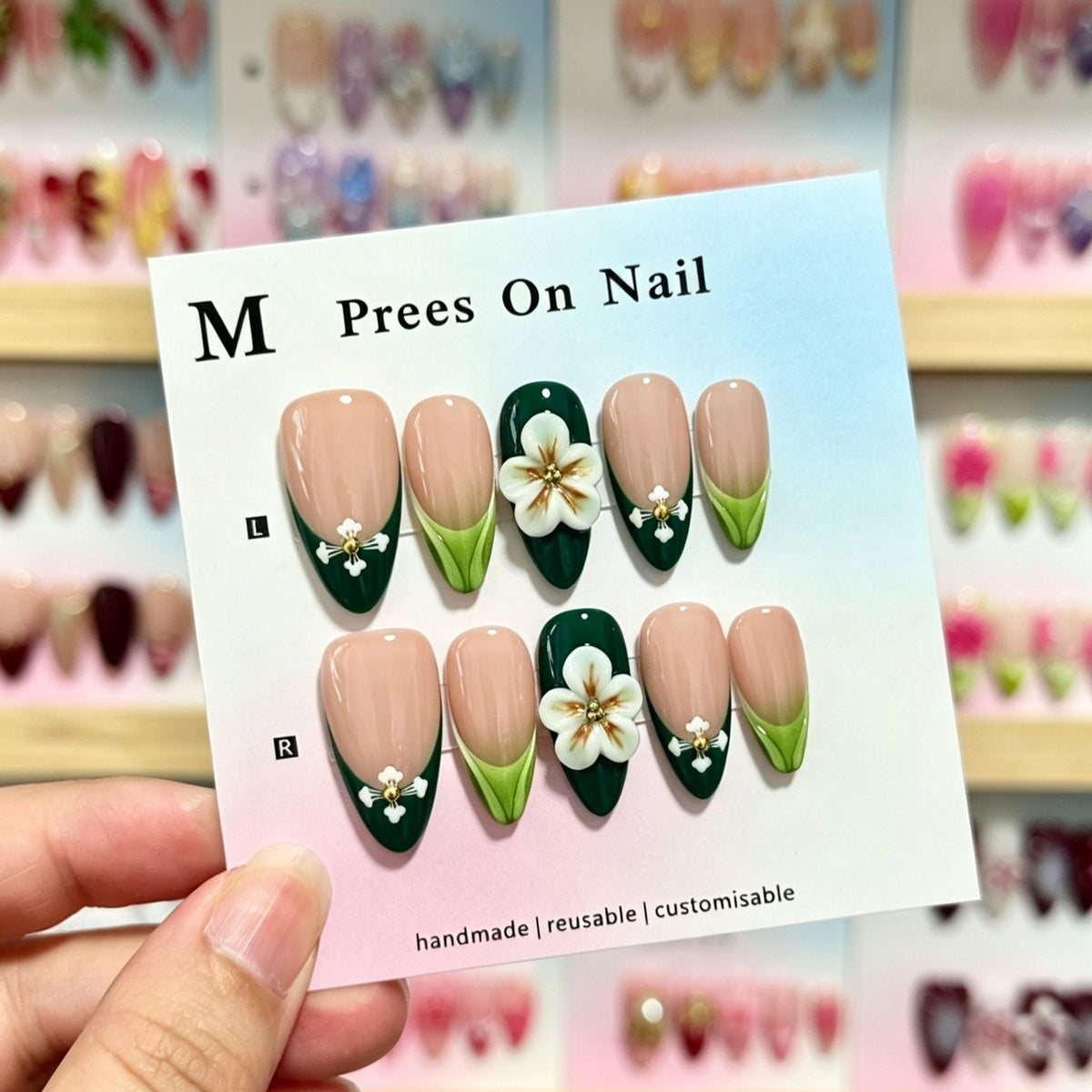 Handgemaakte press-on nagels met bloemendetails