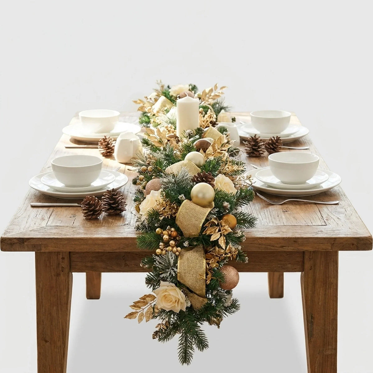 Kerstslinger voor de schouw met decoraties, kunstdennentakken en kunstrozen