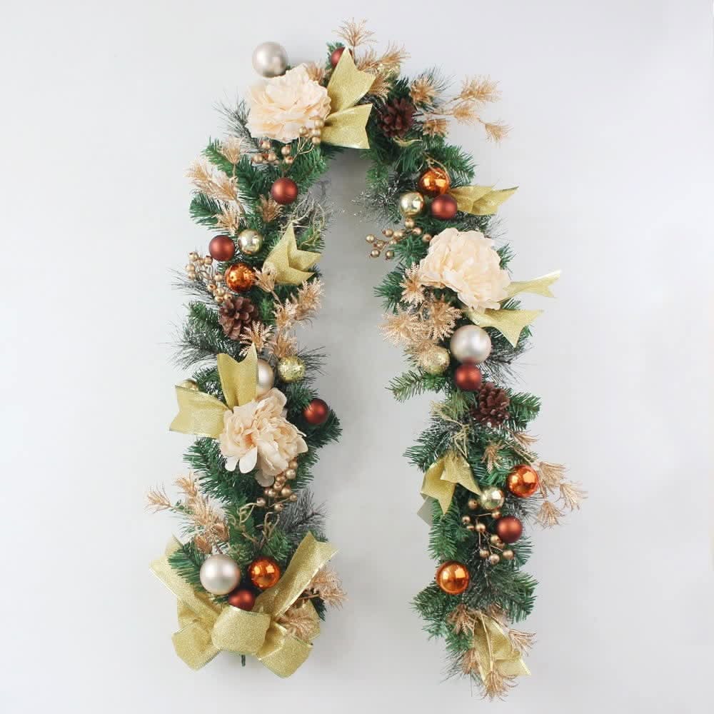Kerstslinger voor de schouw met decoraties, kunstdennentakken en kunstrozen