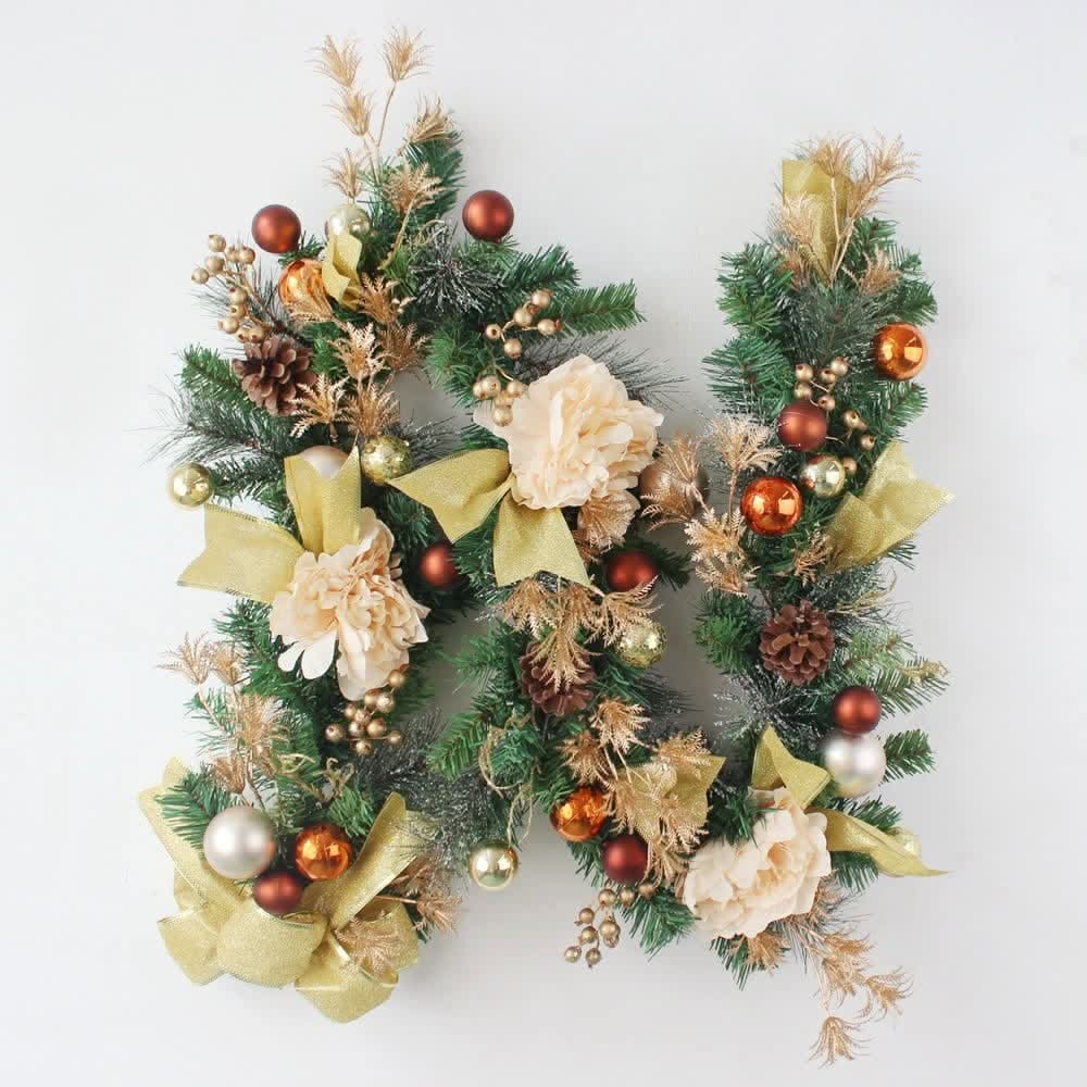 Kerstslinger voor de schouw met decoraties, kunstdennentakken en kunstrozen
