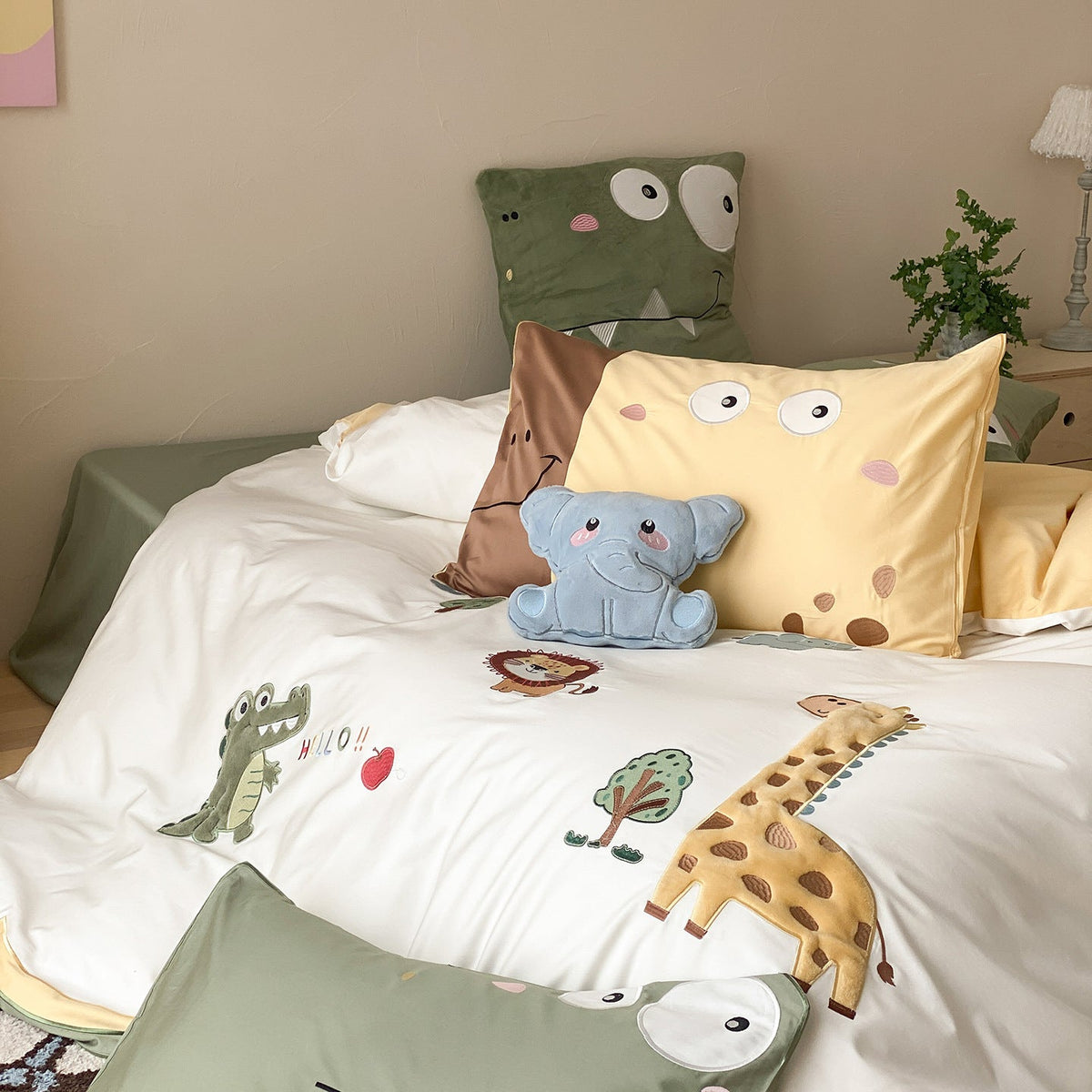 Kinderbeddengoedset met gestikte safari-applicaties en zachte katoenmix