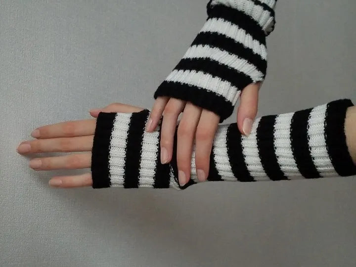 Lange gebreide vingerloze handschoenen