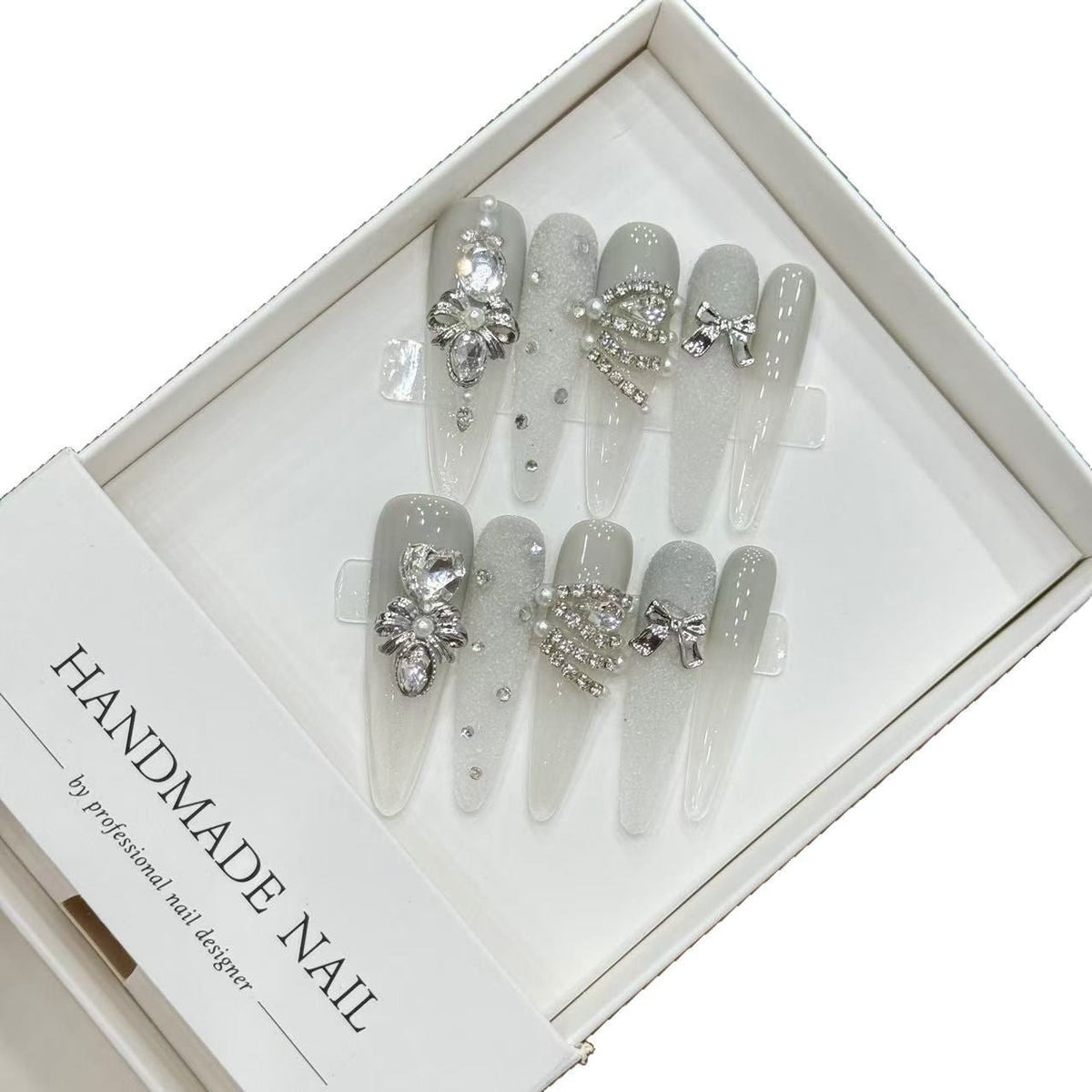 Luxe plaknagels versierd met strass-steentjes