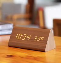 Minimalistische houten led-klok met stijl