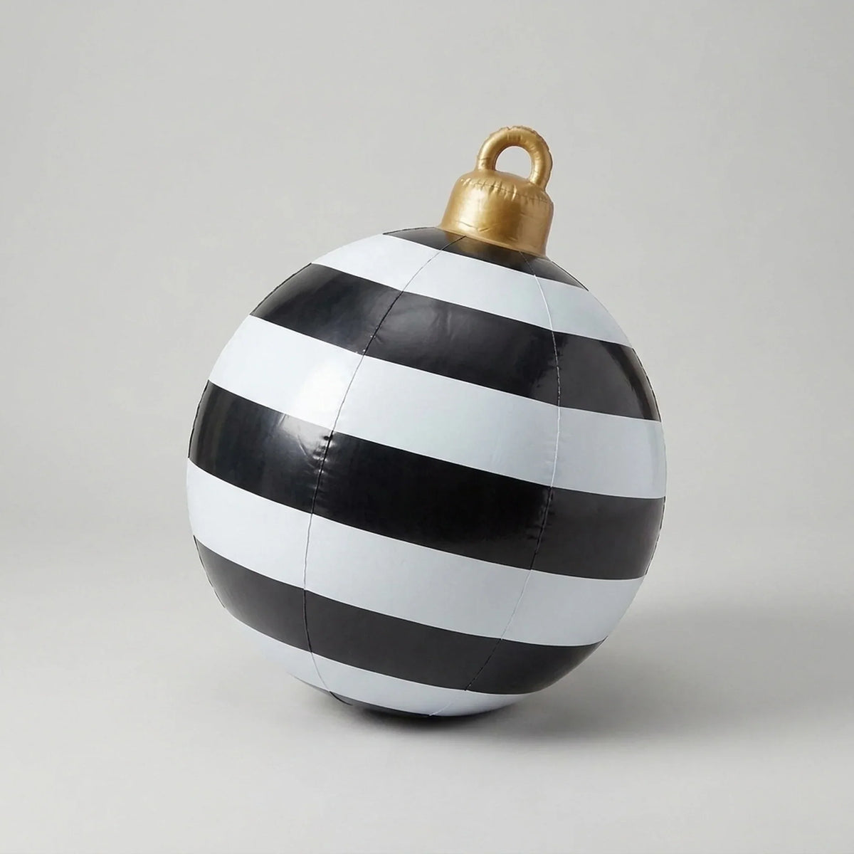 Opblaasbare grote kerstbal voor buitendecoratie tijdens de feestdagen