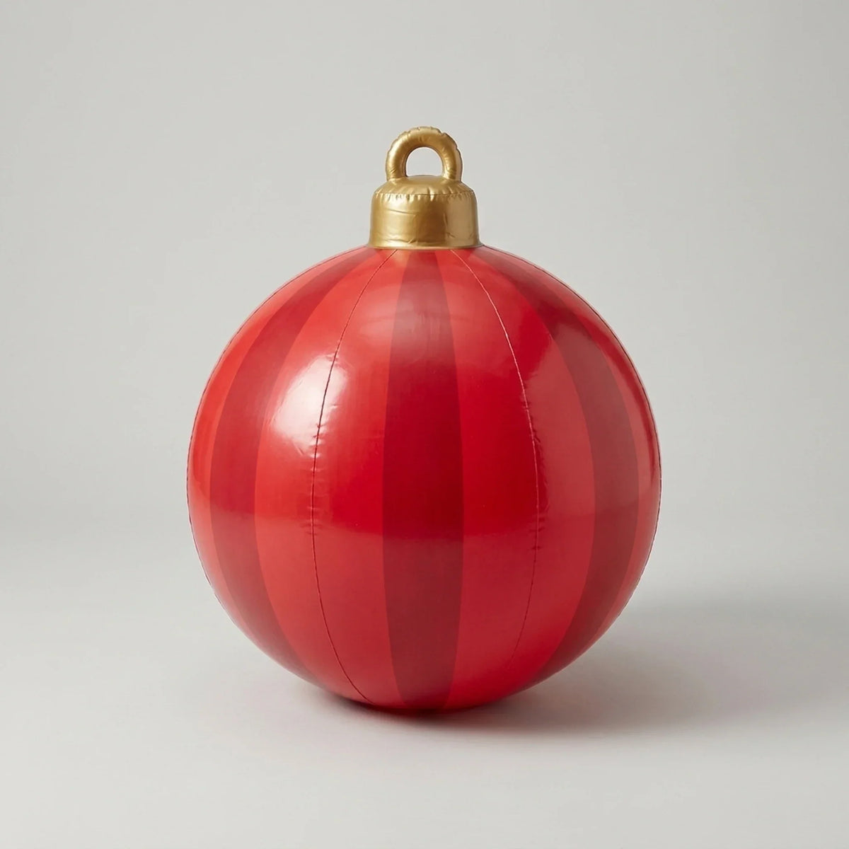 Opblaasbare grote kerstbal voor buitendecoratie tijdens de feestdagen