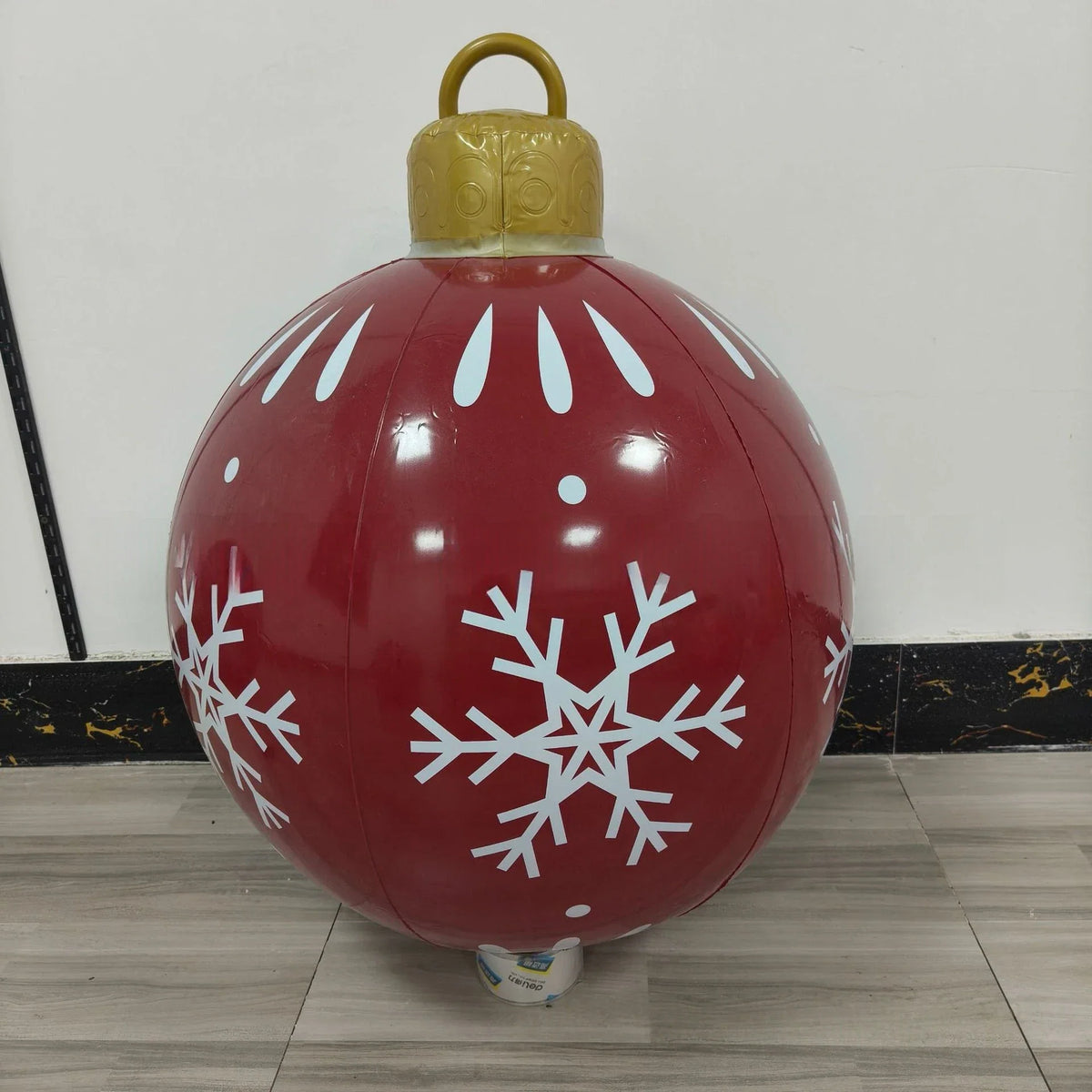 Opblaasbare grote kerstbal voor buitendecoratie tijdens de feestdagen