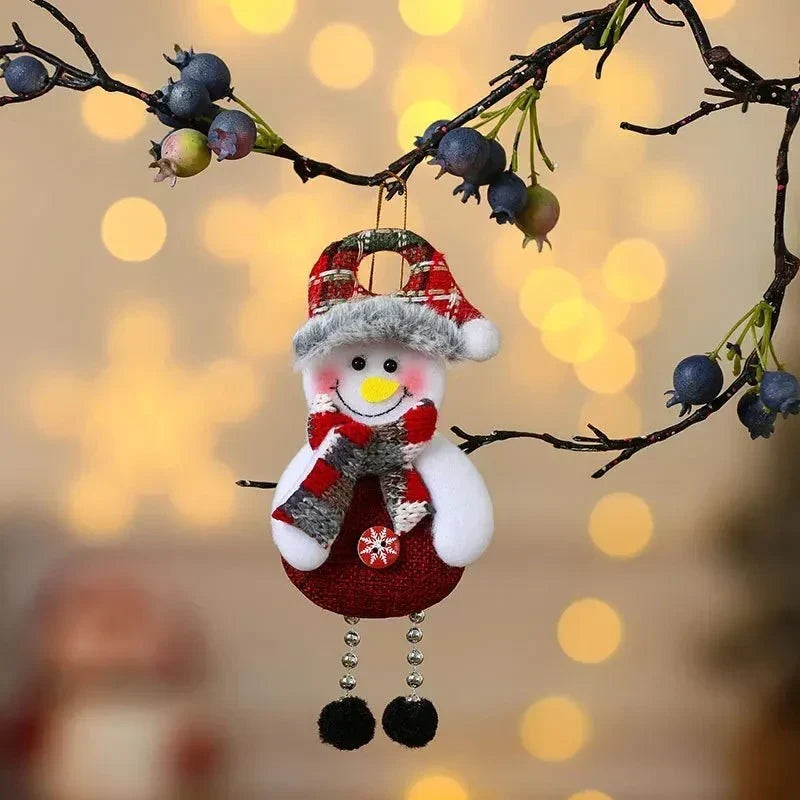 Pluche kersthangers met bungelende beentjes en kerstfiguren