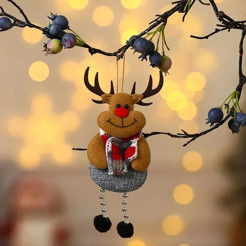 Pluche kersthangers met bungelende beentjes en kerstfiguren