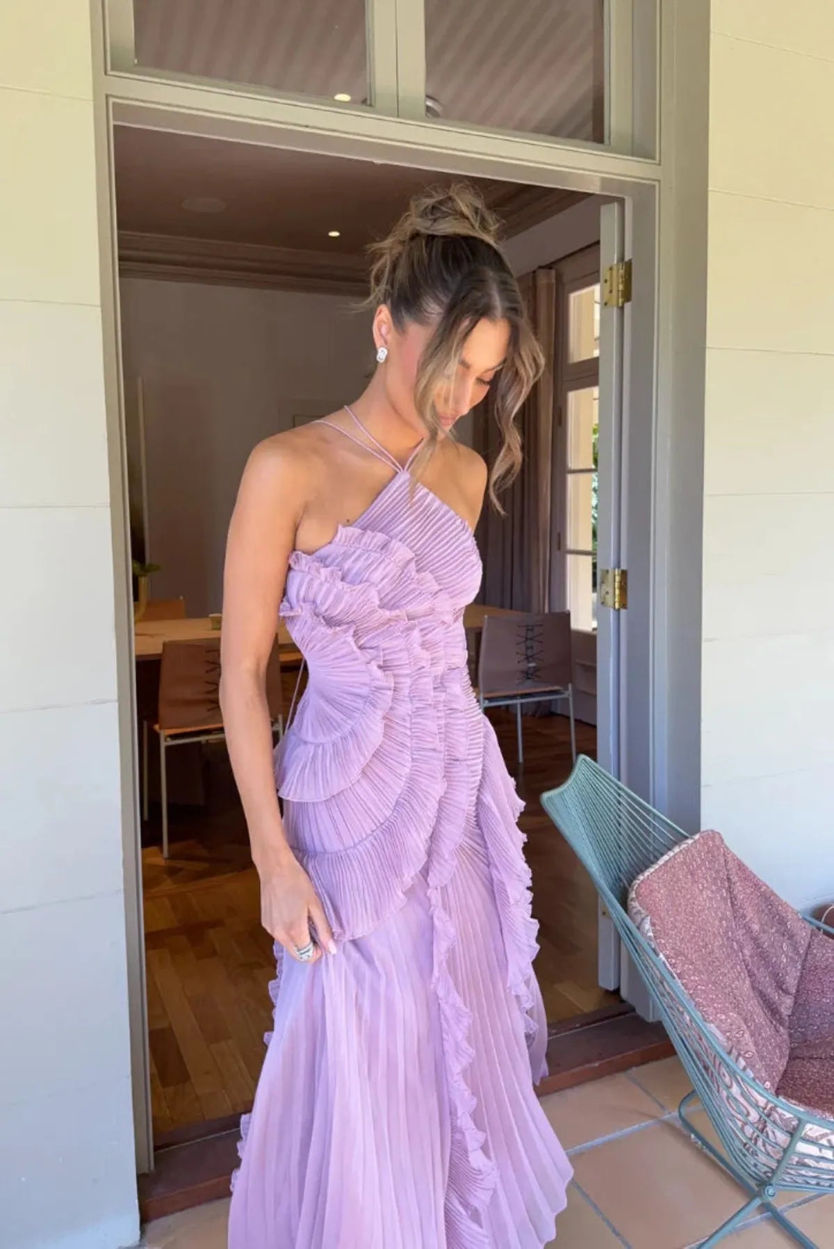 Rugloze maxi-halterjurk met roesjes en split