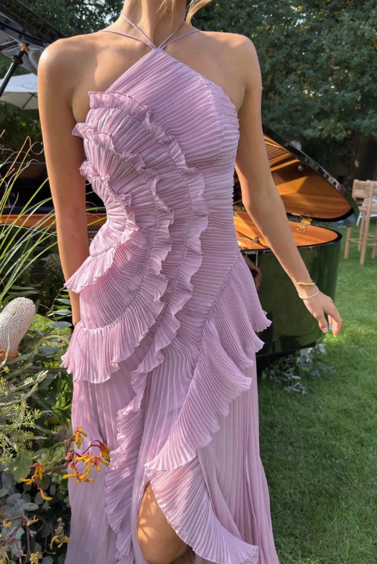 Rugloze maxi-halterjurk met roesjes en split