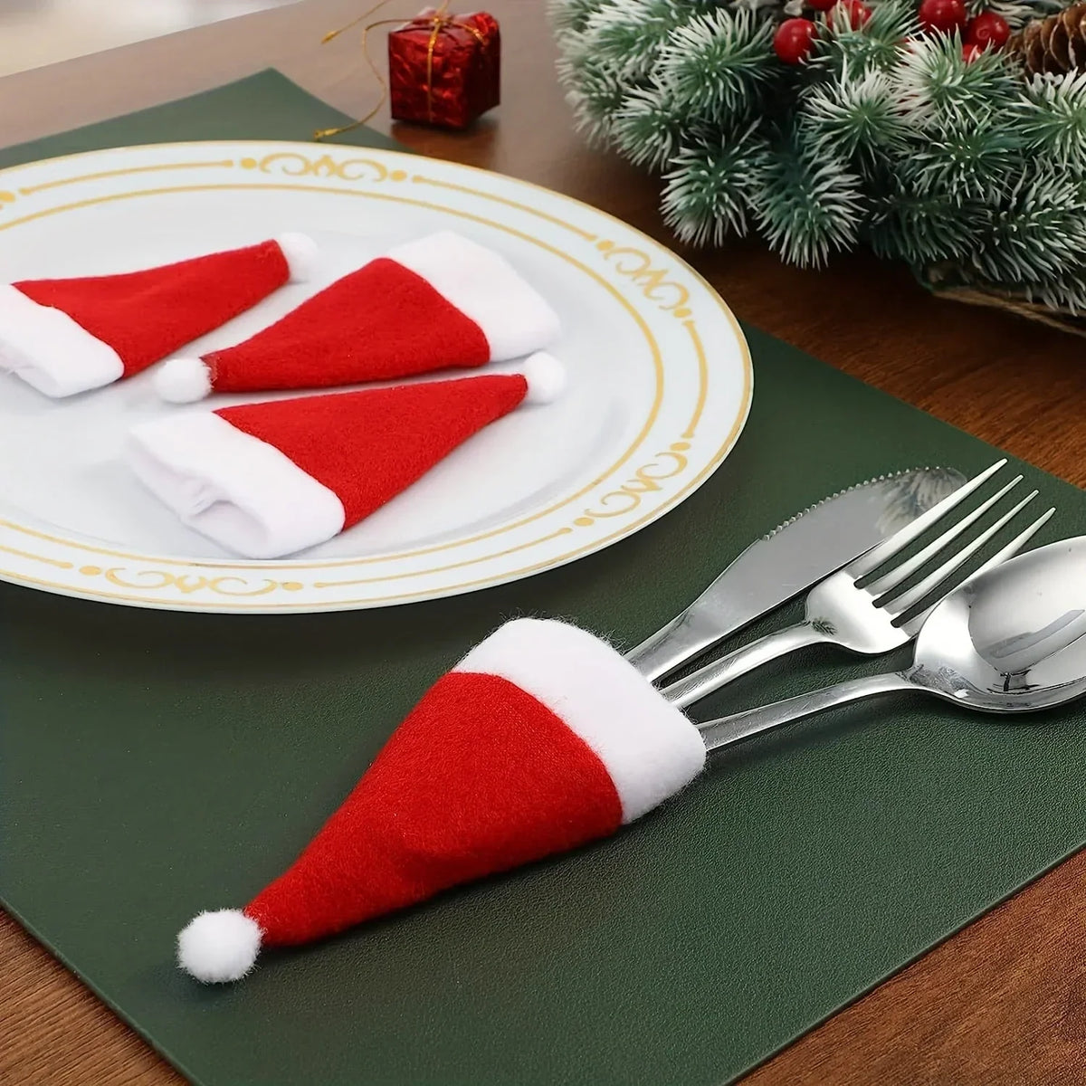 Set van vilten kerstmuts-bestekhouders met pompon voor kersttafeldecoratie