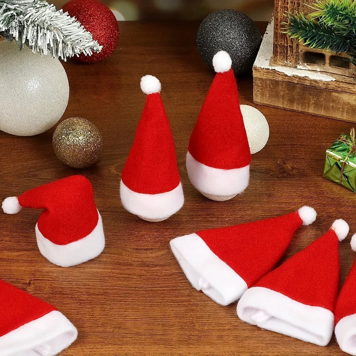 Set van vilten kerstmuts-bestekhouders met pompon voor kersttafeldecoratie