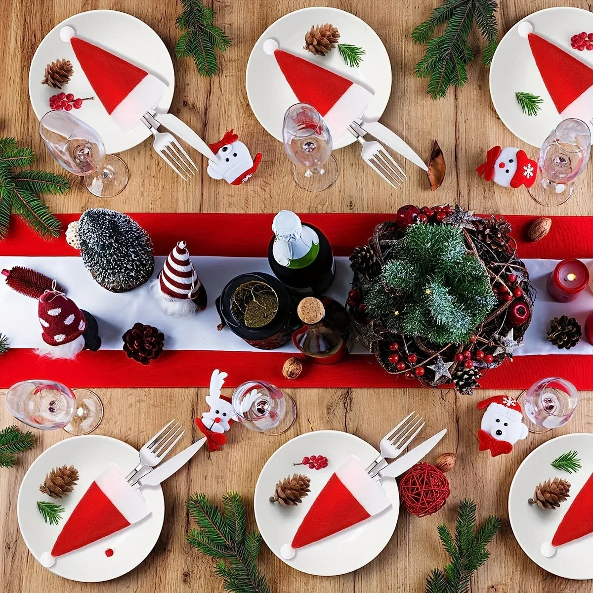 Set van vilten kerstmuts-bestekhouders met pompon voor kersttafeldecoratie