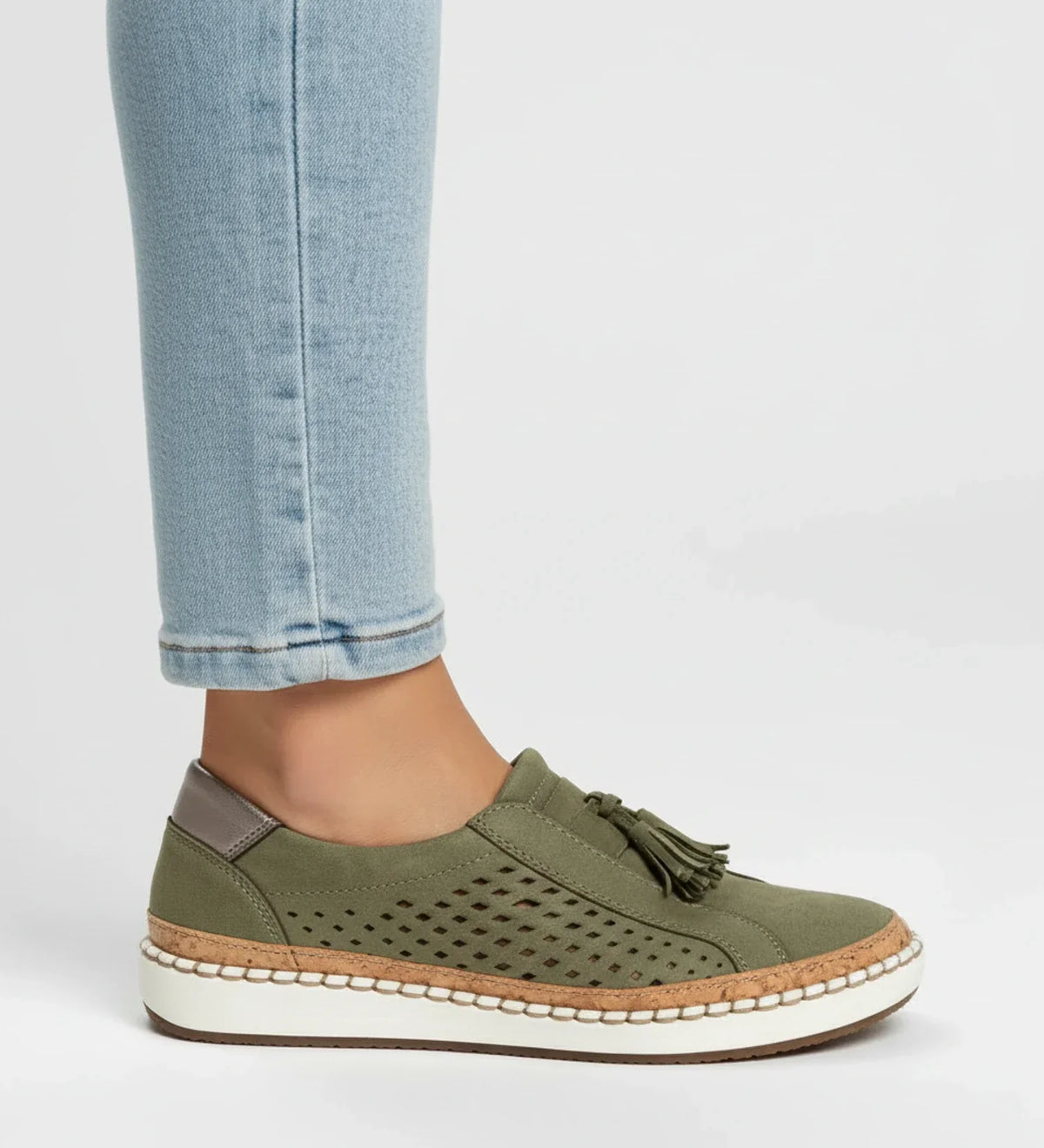 Slip-on loafer-sneakers voor dames met perforaties en kwastjes