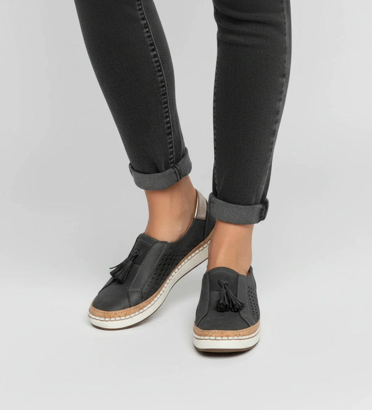 Slip-on loafer-sneakers voor dames met perforaties en kwastjes