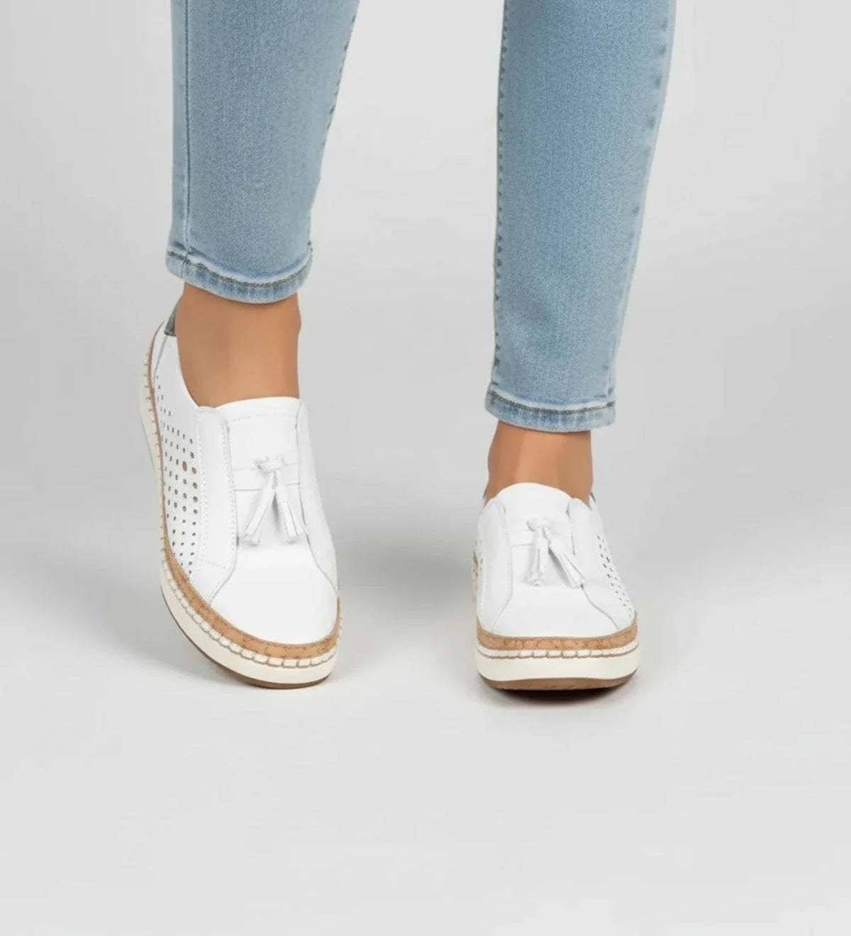 Slip-on loafer-sneakers voor dames met perforaties en kwastjes