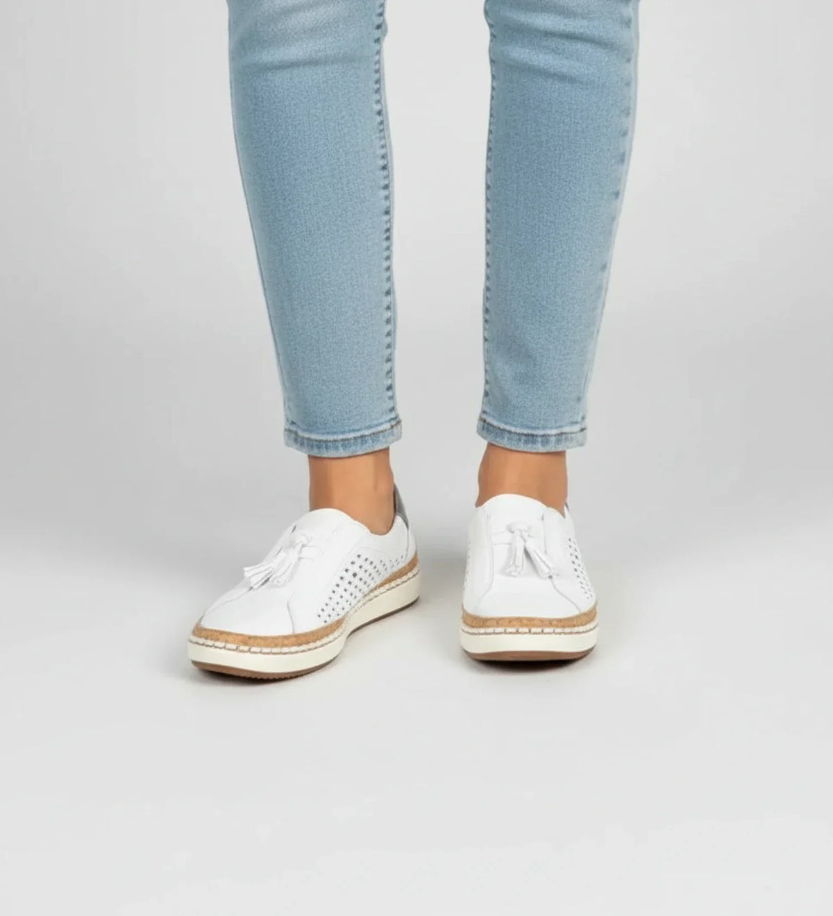 Slip-on loafer-sneakers voor dames met perforaties en kwastjes