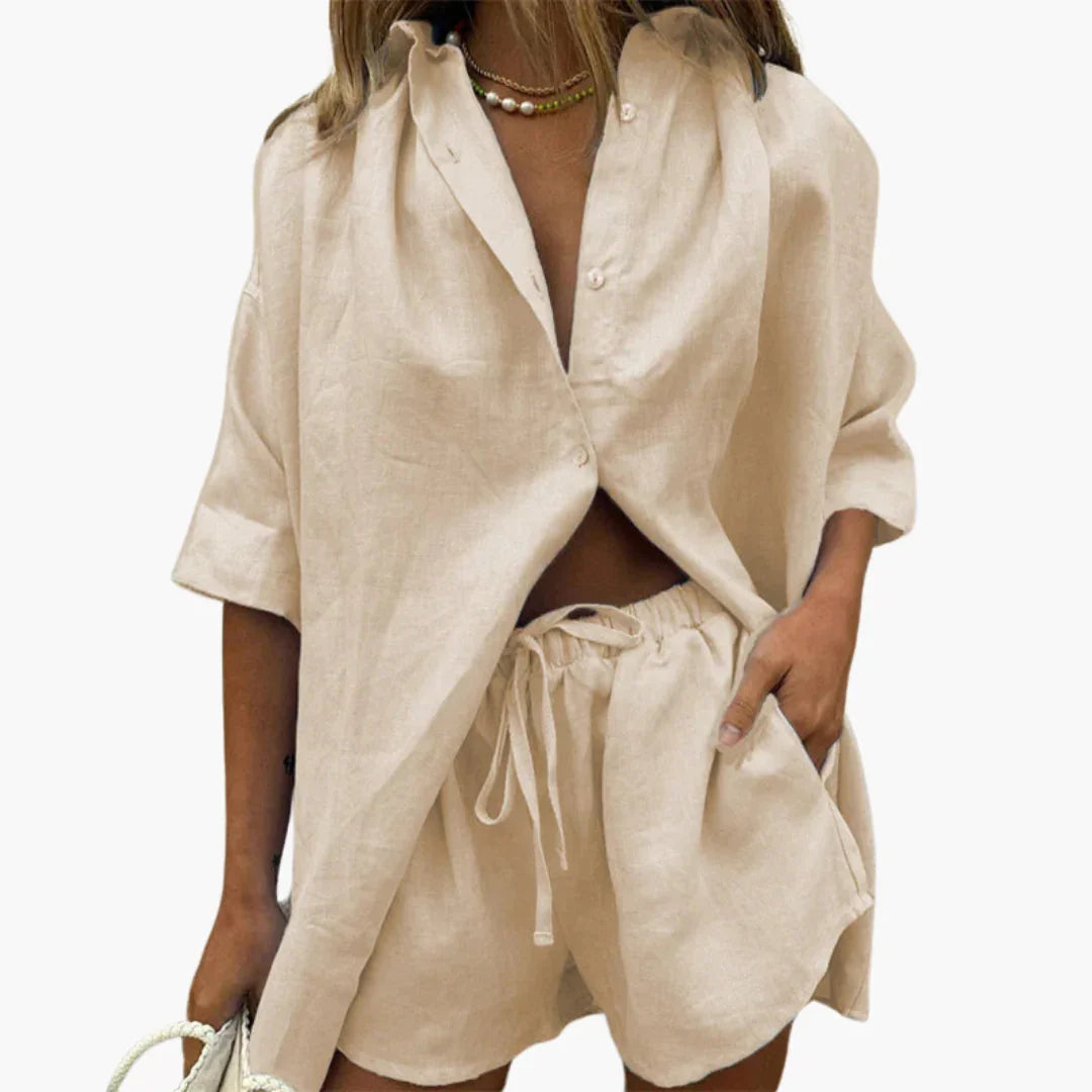 Tweedelige dames set met knopenlijst en shorts
