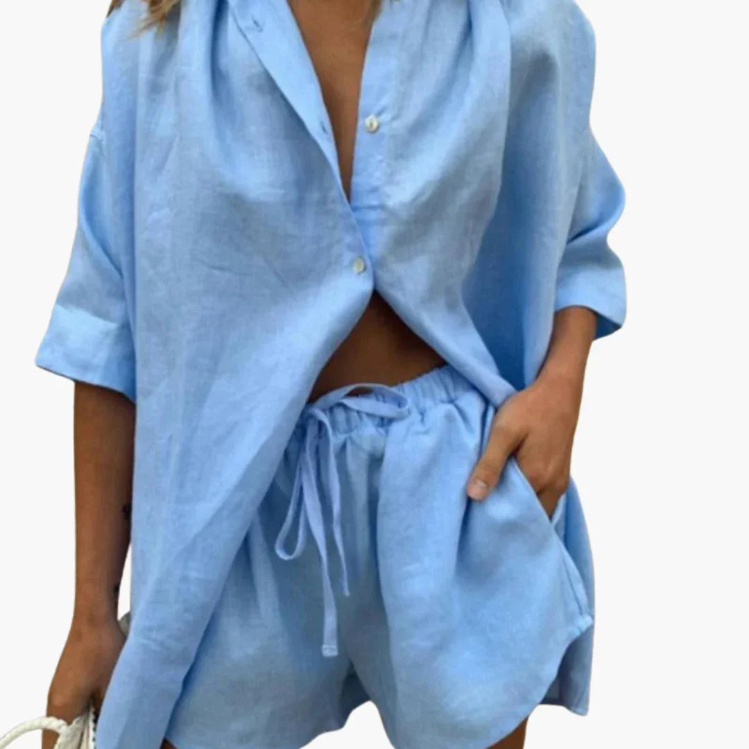 Tweedelige dames set met knopenlijst en shorts
