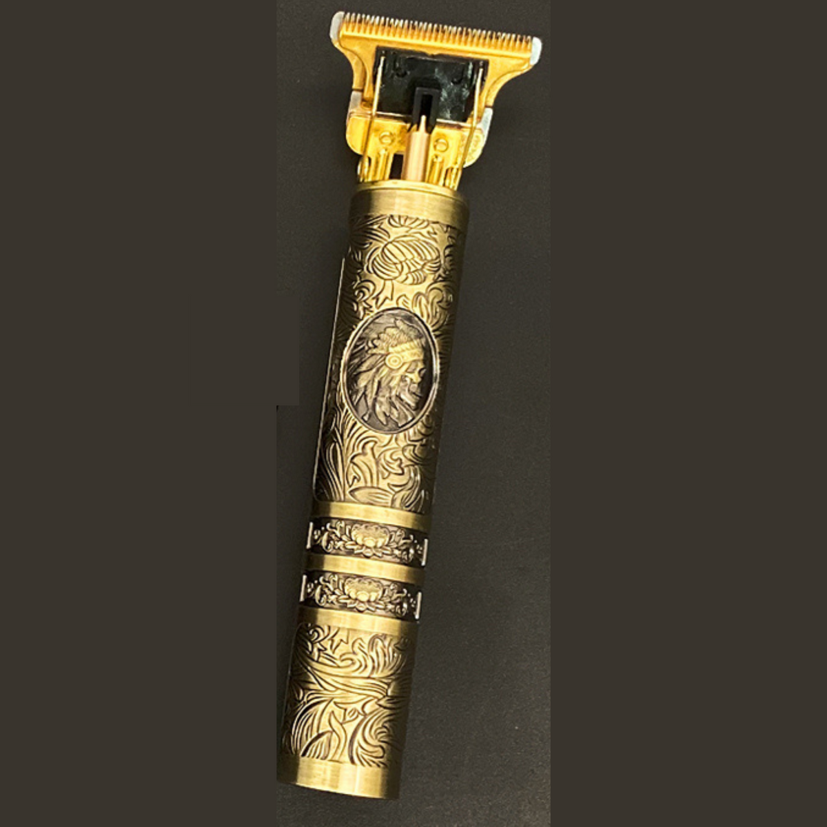Vintage Trimmer Met Doodskop - Oplaadbaar Inclusief Opzetkammen